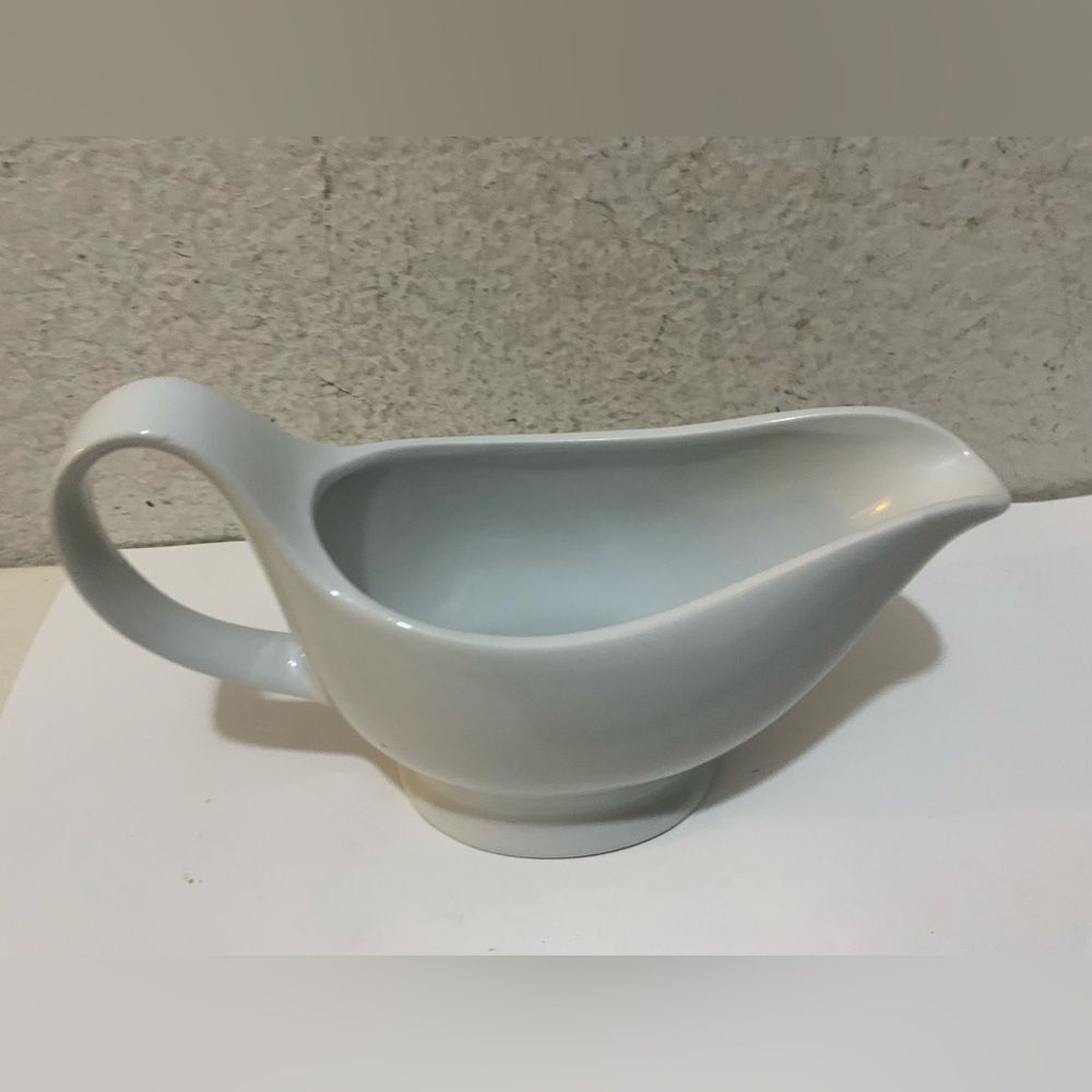 CORDON BLEU GRAVY BOAT CERAMIC WHITE SOLID SERVING HANDLE SPOUT VINTAGE